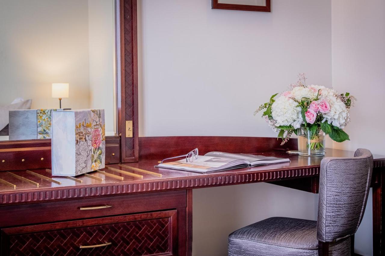 Hotel Pont Royal Paris Exterior foto A dressing table