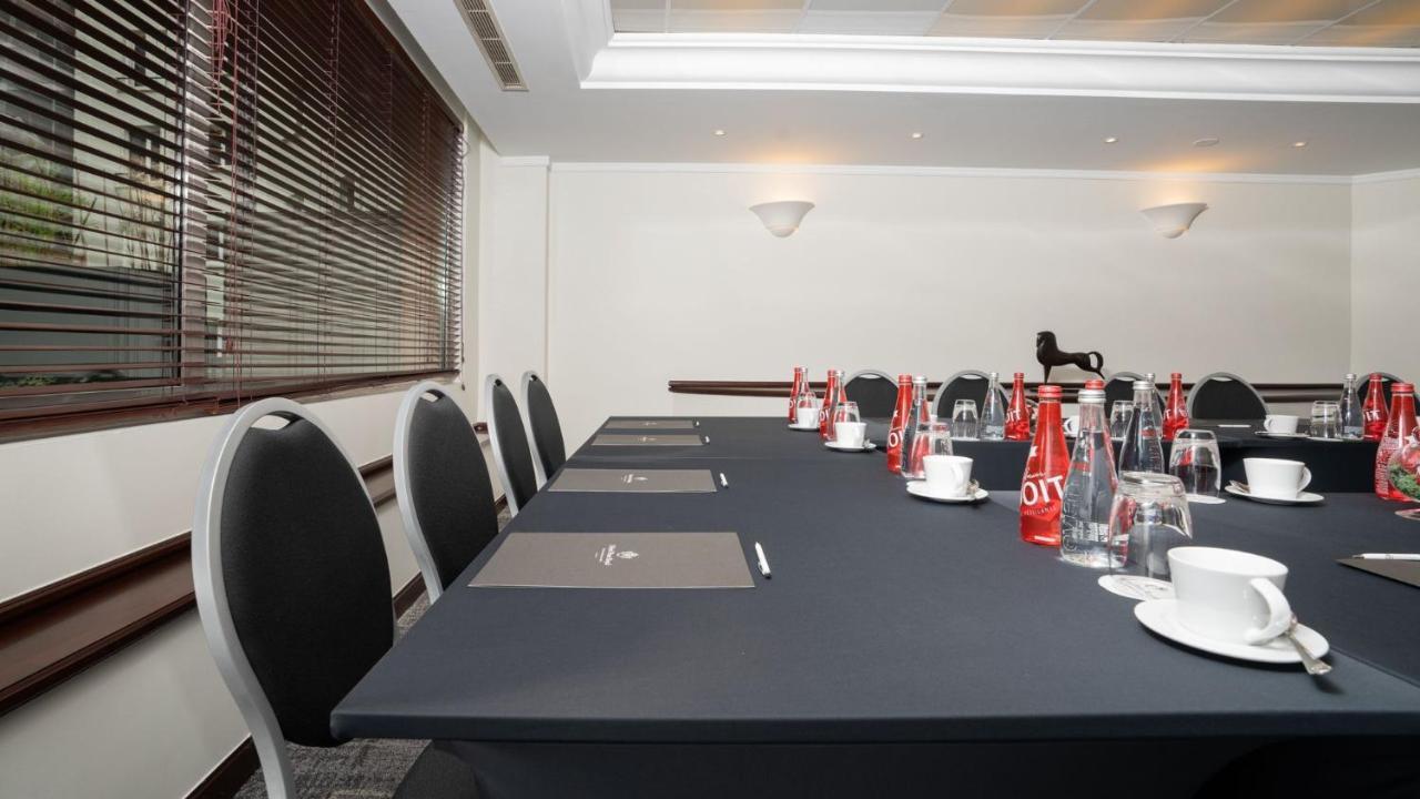 Hotel Pont Royal Paris Exterior foto Meeting room at the Hilton London Heathrow