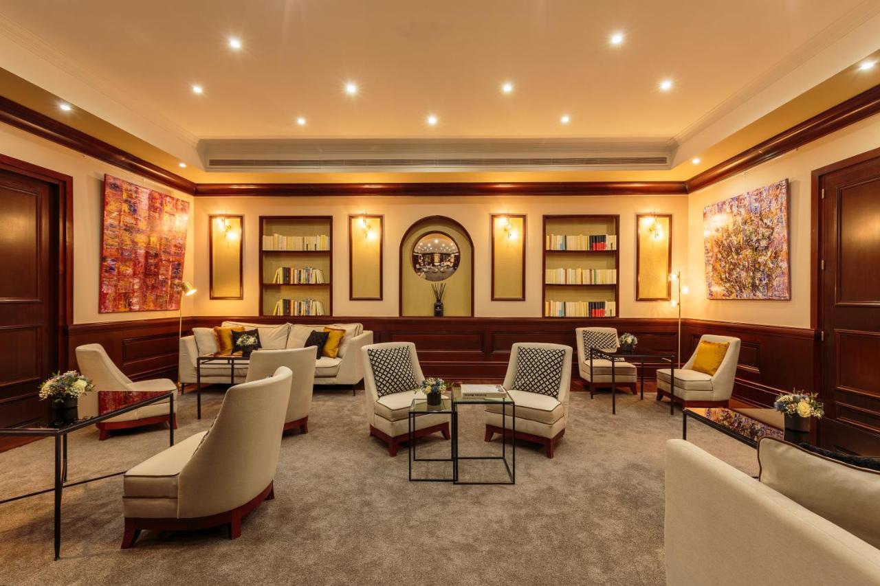 Hotel Pont Royal Paris Exterior foto The Club Lounge at the airport