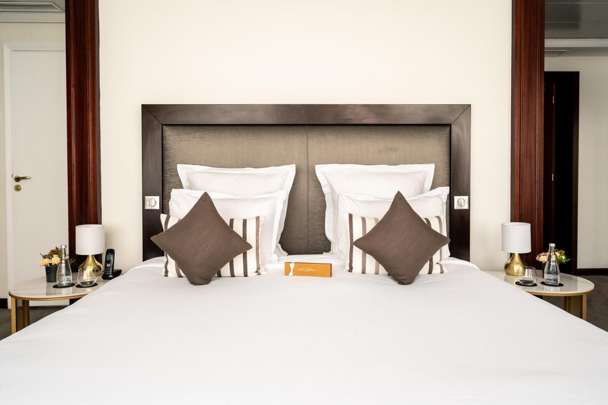 Hotel Pont Royal Paris Exterior foto A bedroom at the hotel