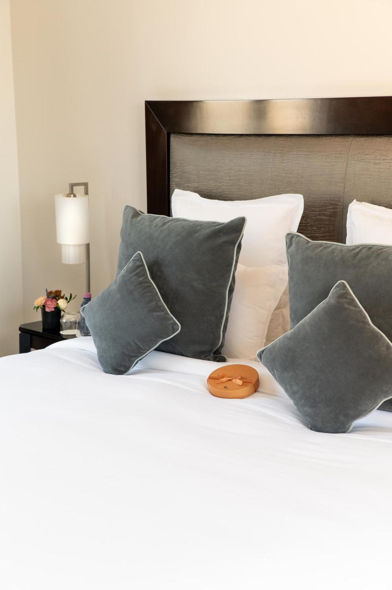 Hotel Pont Royal Paris Exterior foto A bed with cushions