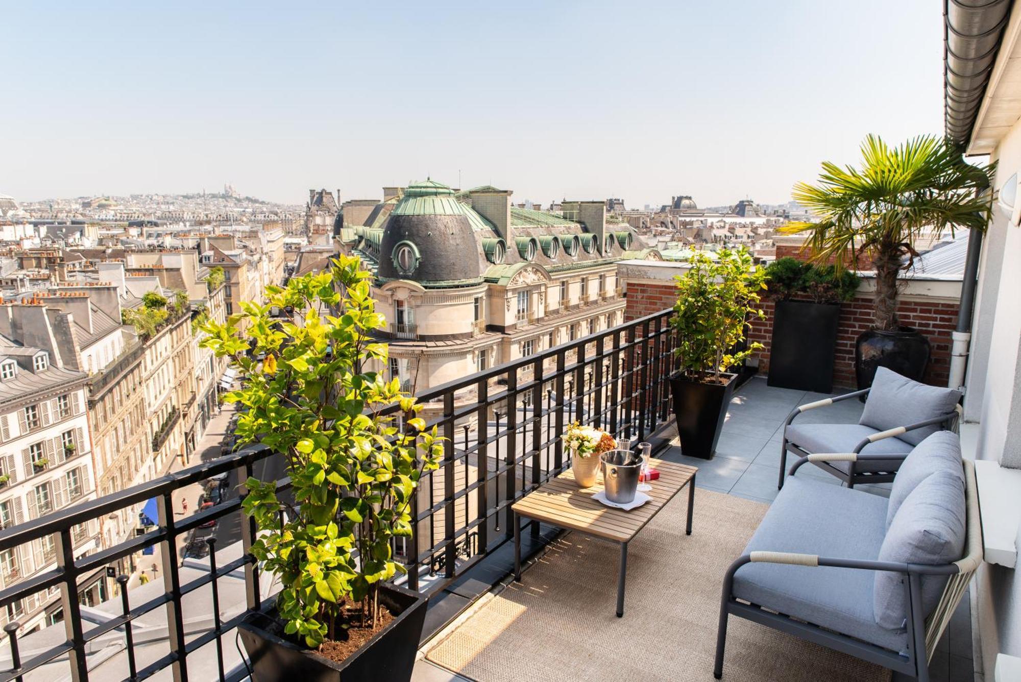 Hotel Pont Royal Paris Exterior foto A balcony in Paris