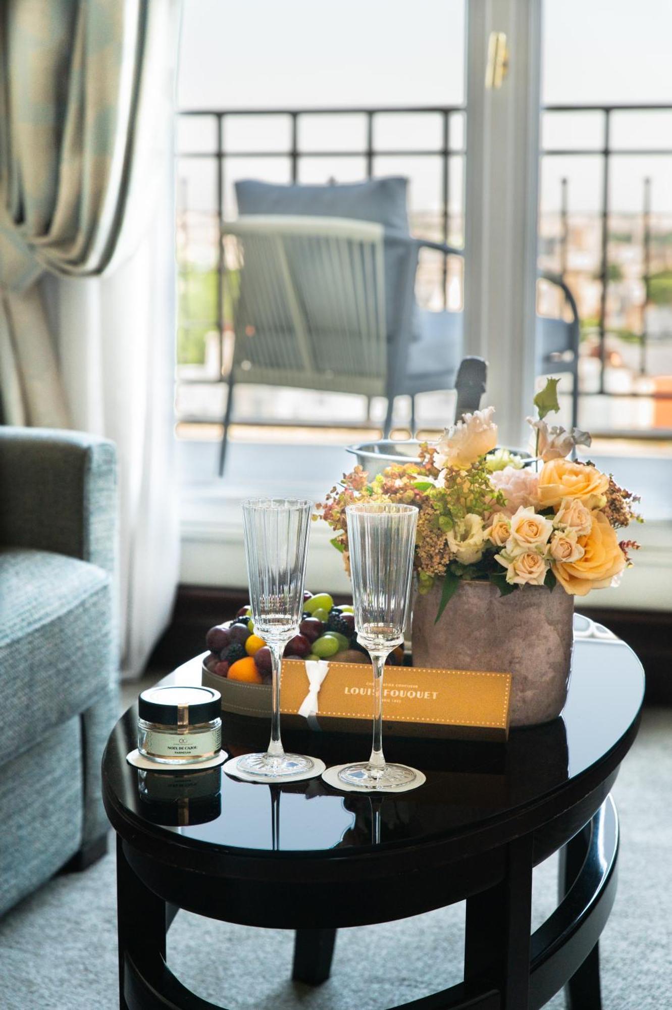 Hotel Pont Royal Paris Exterior foto A welcome amenity at a hotel