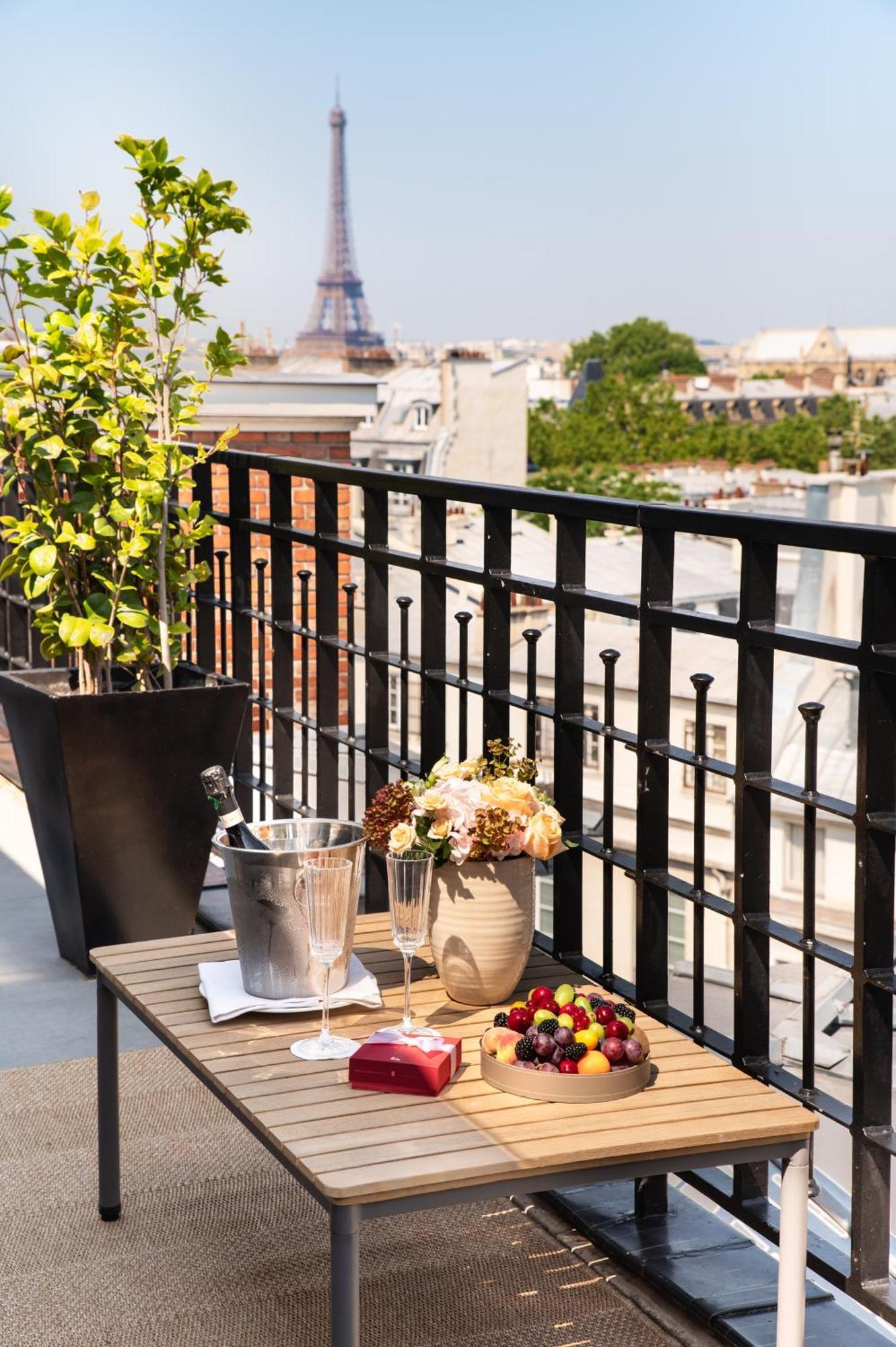 Hotel Pont Royal Paris Exterior foto A balcony