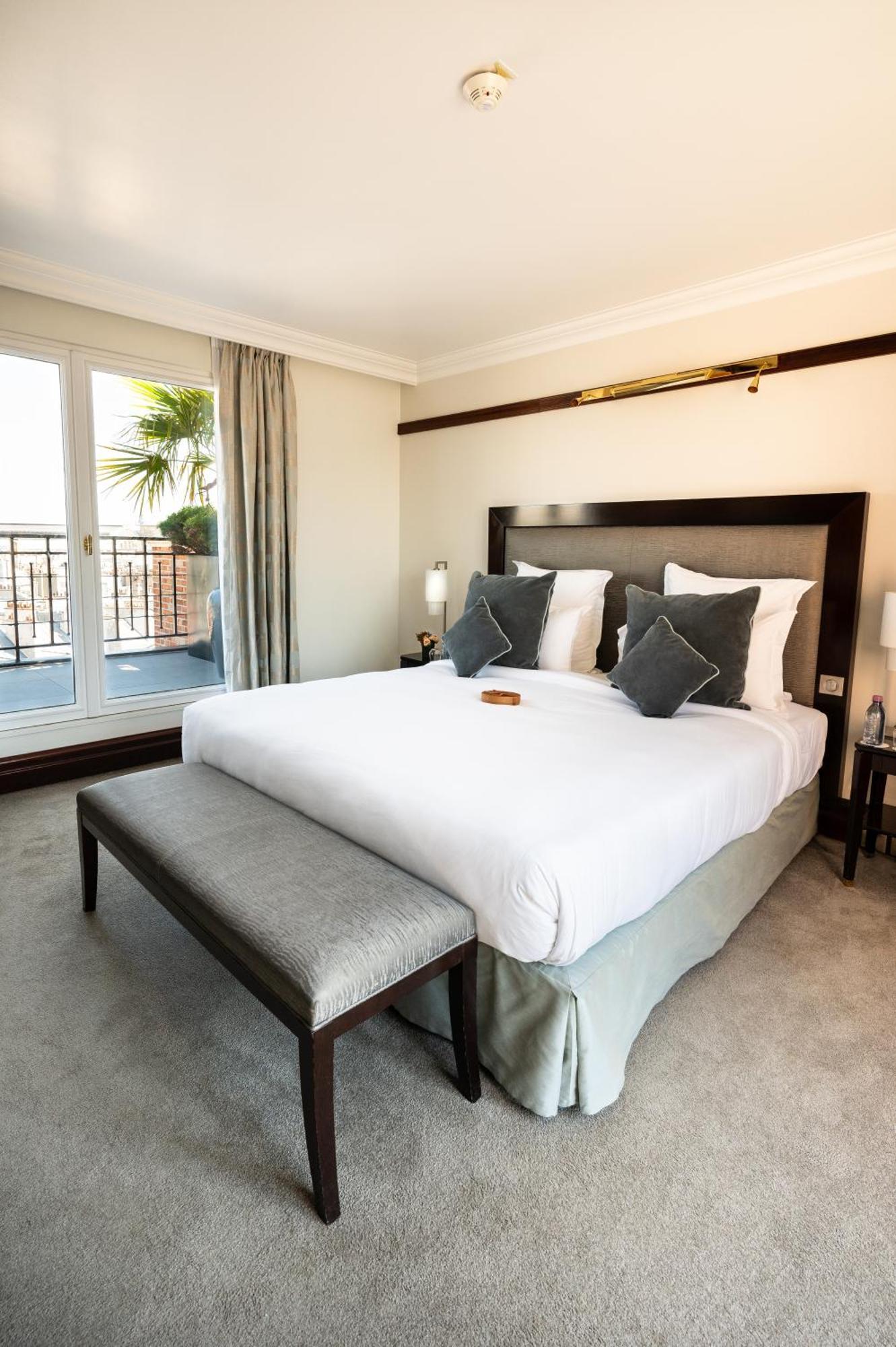 Hotel Pont Royal Paris Exterior foto A bedroom at the hotel