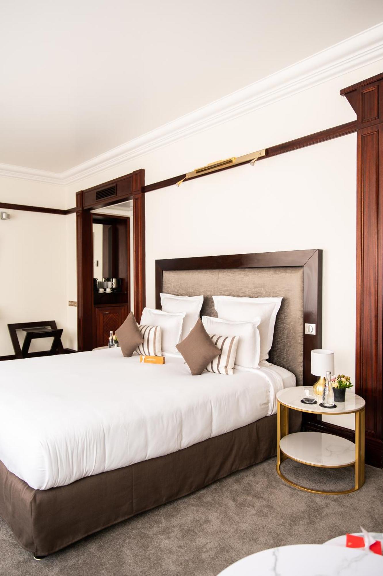 Hotel Pont Royal Paris Exterior foto A bedroom at the hotel